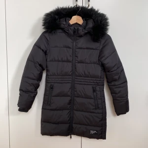 Vinter jacka Kappahl  - Svarat vinter jacka med luva bra skick. Storlek: 140 inköpt på Kappahl 