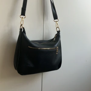 Väska från H&M - Säljer denna finns väska original pris 400kr säljer för 350kr pågrund av ingen andvändning inga synliga slitas*