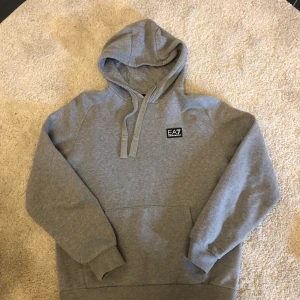 EA7 Armani hoodie - EA7 hoodie i strl S Köpt för 1000kr
