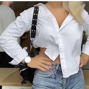 Vit skjorta  - Vit skjorta från bikbok i väldigt bra skick, inga defekter eller liknande, skriv vid funderingar💕💕