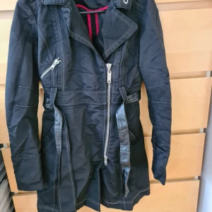 DKNY Kappa - Säljer en DKNY kappa, passar både rill hösten, våren och även en kallare sommarkväll.  Jackan har används max 3 ggr.  Strl S, passar även XS och litet M.   Köpter för över 4000.   Buda gärna 😊