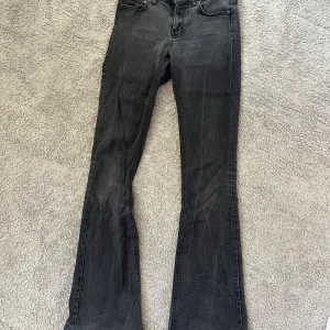 Snygga gråa bootcut jeans från zara i strl 36💙💙 - Snygga jeans från zara i strl 36. Mellan low och mid rise i en snygg bootcut modell. Är i fint skick💙💙