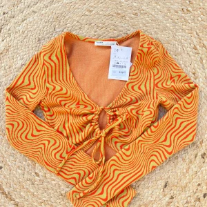 Topp  - Croptop från pull and bear med lappar kvar. Storlek S 