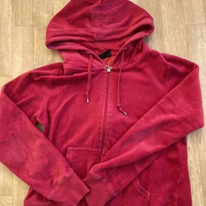 Tröja - Superfin tröja från gina tricot som inte blivit använd på ett tag litet hål på baksidan av tröjan