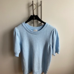 Stickad tröja - En kortärmad stickad tröja från vila som är använd 1 gång. Den är lite lång för mig men funkar att vika upp. Storlek M Priset jag säljer för är 120 kr plus frakt 50 så sammanlagt 170 kr