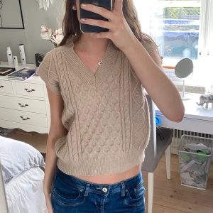 Ljusbrun väst - Jätte snygg ljusbrun stickad väst, väldigt skön och mysig i materialet. Säljer då den inte kommer till användning, är i nyskick!❤️