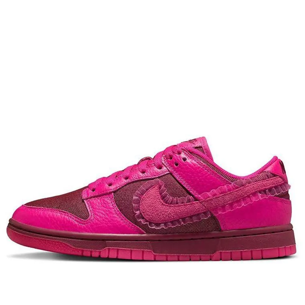 Säljer ett par ”Nike Dunk Low Valentine's Day 2022 (W)” som är använda en gång då de är för små tyvärr, så synd de är så snygga😭 Inget tecken på användning. Köpte för 1900kr och säljer för 1400kr! Storlek 7 / 38 men känns som 37!. Skor.