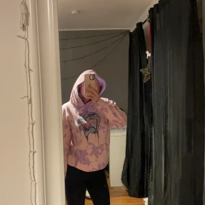 Hoodie - Säljer min favorit hoodie som är rosa och lila. Jätte mysig och stor, skriv om du har några funderingar 