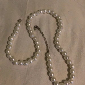 Jättefint pärlhalsband  - Detta superfina halsband kostar 25 kr(eller buda) super fint och använt kanske 1 gång. Du kan välja vilken storlek