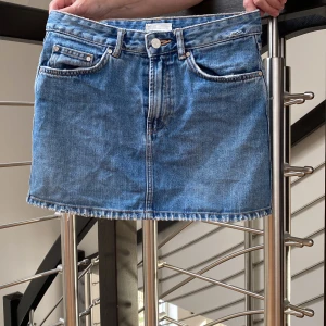 Blå jeanskjol - Söt blå jeanskjol med slitningar