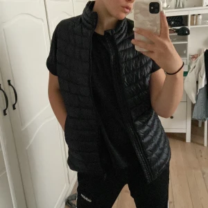 Svart väst - Svart väst från Everest. Superskön och snygg, säljer för jag har en annan jag tycker passar mig bättre, knappt använd, verkligen som ny! Nypris 599! Priset går att diskutera 💗