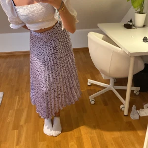 Zara långkjol - Så fin lila lånkjol från zara i veckat satin material. Köptes sommaren 2021 och inte användts mer än på några få finare tillfällen🍀⚡️