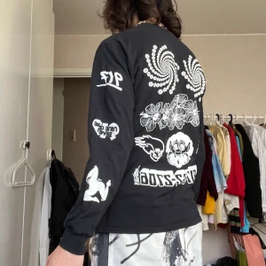 Nine One Seven Tee - En swag långärmad svart t-shirt med blandat tryck på av skatemärket Nine One Seven från USA. Använd endast några gånger pga den är snäppet för liten för mig.   Modellen är 178cm och har på sig storlek M. Möts i Stockholm 