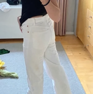 Vita jeans - Dessa snygga zarajeans är tyvärr för små för mig. De är långa i benen men för små i midjan. De är lite vida och högmidjade. Använda ett fåtal gånger pga för små