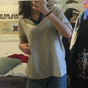 Söt vintage rutig tröja - Säljer min jättefina vintage rutiga tröjan då den kommer aldrig till användning längre:( Materialet är ganska tunn men mjuk och skulle säga att den passar lite mindre än L som det står på etiketten:) Dm för mer bilder❤️