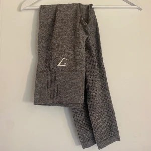 Gymshark tights  - Säljer dessa träningsbyxorna från gymshark då de aldrig kommer till användning längre. Det är använda fåtal gånger ochr supersköna att ha på sig. Dem är i storleken XS. Köparen står för frakten💕