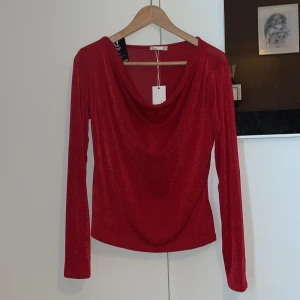 Röd tröja - Super fin tröja, passar till både fest och vardags. Aldrig använd. 