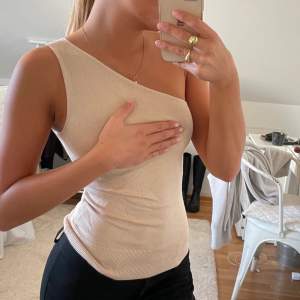 Stickad one shoulder tröja, aldrig kommit till användning😢