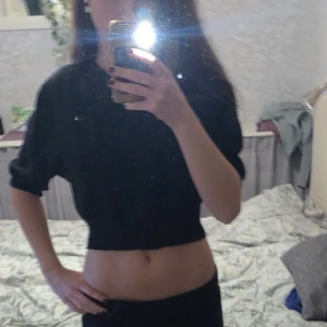 Svart t-shirt / tröja  - Säljer den super fina tröja❤️‍🔥