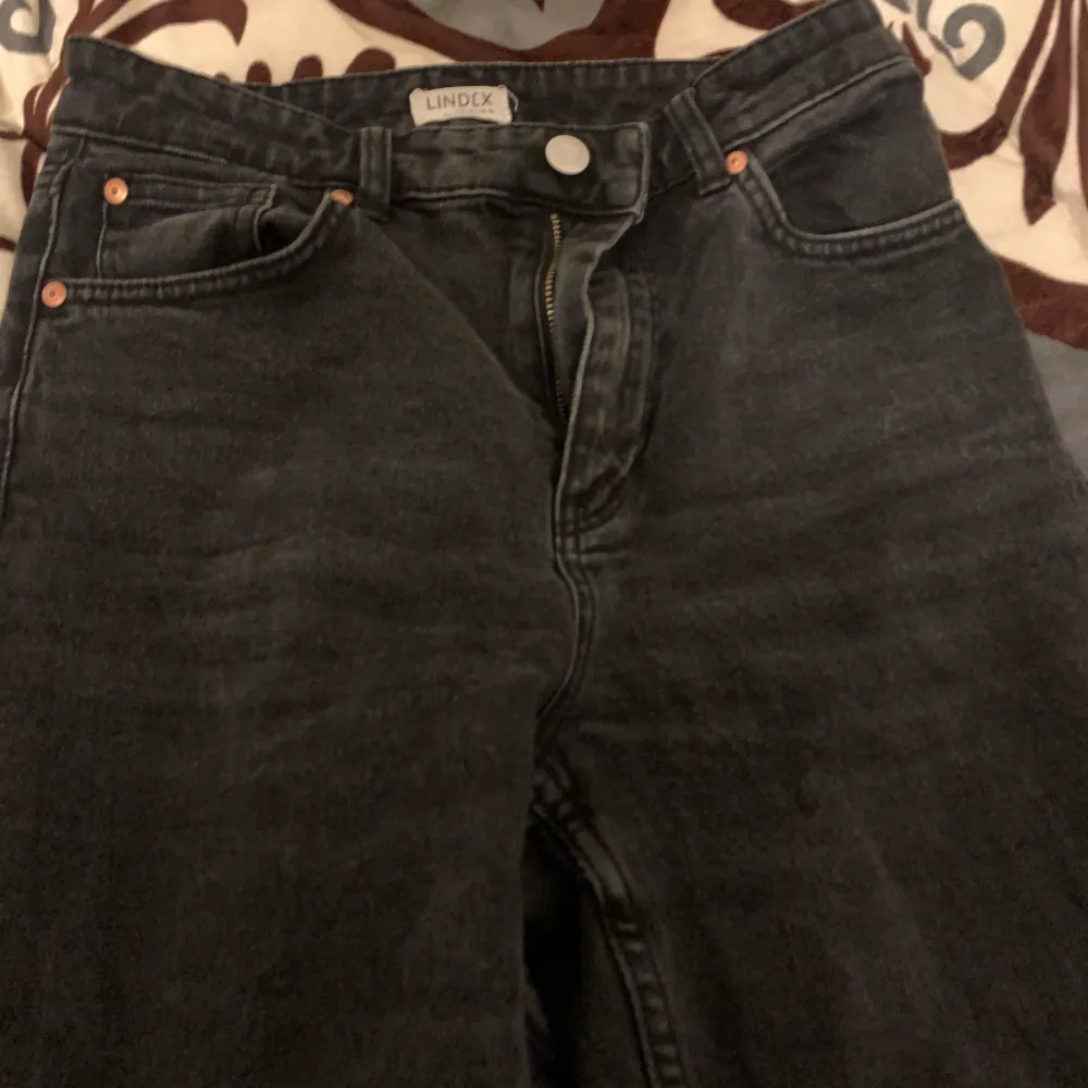 Svarta byxor i storlek 36 använde de bara få tal gånger från Lindex . Jeans & Byxor.