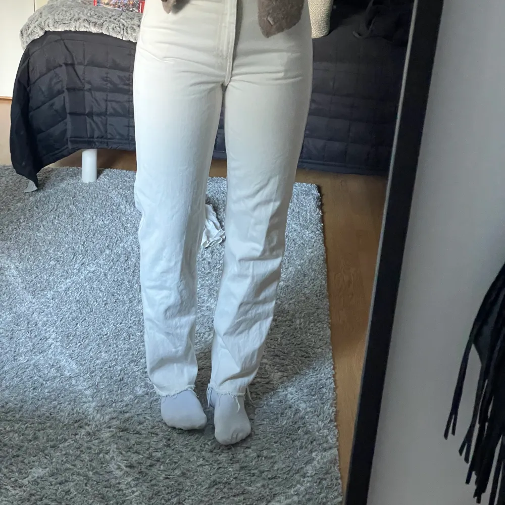 Beiga jeans ifrån weeekday. Jag är 165 cm. Är som nya. Jeans & Byxor.