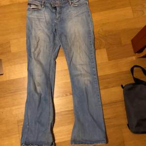 Blåa low waisted jeans från Only med straight fit. Strl. 44