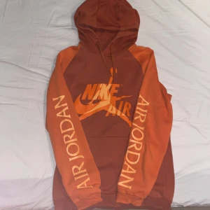 Nike Air Jordan fleece pullover hoodie - Skick: 9/10 inga defekter  Storlek: M  Orginaltrogen pris: 1 200 kr  Mitt pris: 650 kr (700 kr inklusive frakt) Köpt för 2 år sedan men har inte kommit till mycket användning utan bara hängt i garderoben under denna tid. Använd och tvättad fåtal gånger.