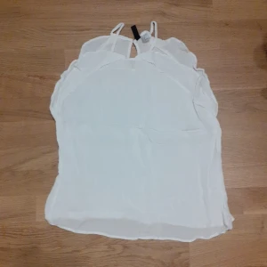 En fin vit linne som är fin till sommren! - Ett fint sommar linne som inte har kommit till andvändning.. :) 