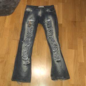 Lågmidjade flare jeans med massa hål. Dem är i bra skick💕 Anvönd inte köp nu! Står ingen storlek men gissar på S. Köparen får stå för frakten 🫶