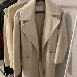 Vit kappa  - En vit trendig kappa nu inför hösten och vintern! 