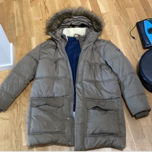 Tommy hilfiger  - säljer min Tommy hilfiger dunjacka !! nypris 3,500kr men säljer för 1500kr. Trasig på hängsaken💗 Hör av er för bättre bilder och hur den sitter på ( ska kolla upp storlek )💗💗😍🙌🏼
