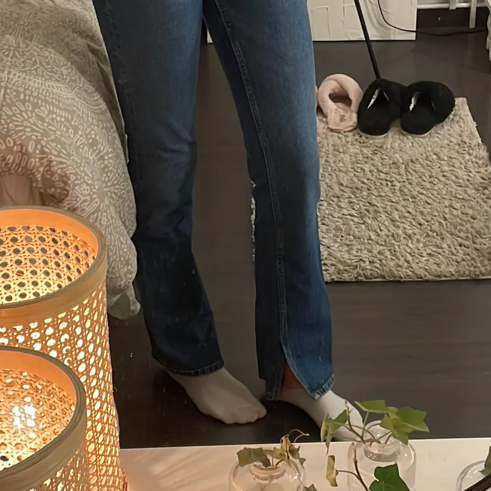 Mörkblå jeans med slits från hm 💖. Jeans & Byxor.