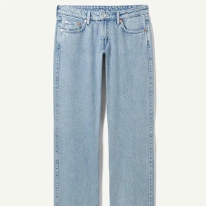 Arrow Low straight Jeans - säljer dessa populära ”Arrow Low Straight Jeans” från Weekday. Strl 27/30 och är lite korta för mig som är 165 men det funkar. Använda Max 3 gånger och är i nyskick!  (Färgen summer blue)  Nypris 600!!