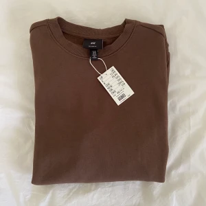 Brun sweatshirt Hm - Säljer denna superfina sweatshirten!!! Lappen kvar och helt oanvänd🥳