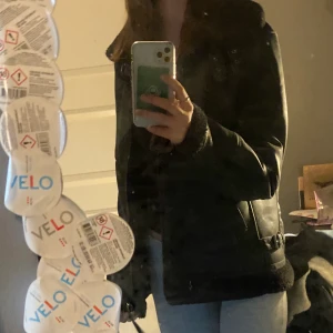 Skinnjacka  - Skinnjacka med fuskpäls typ, den är använd Max 10 gånger jag säljer den för den inte e min stil den e fin varm och skön storlek S nypris 900