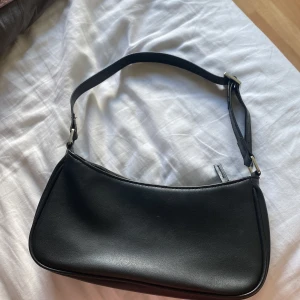 Väska  - Säljer denna väska ifrån monki nyskick!