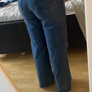Snygga trendiga jeans från Gina inköpt för ca 1.5 år sedan. Köpte ett annat par i ljusare färg så dessa blev tyvärr bara liggande, sparsamt använda!✨