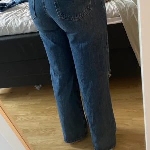 Gina Tricot JEANS - Snygga trendiga jeans från Gina inköpt för ca 1.5 år sedan. Köpte ett annat par i ljusare färg så dessa blev tyvärr bara liggande, sparsamt använda!✨