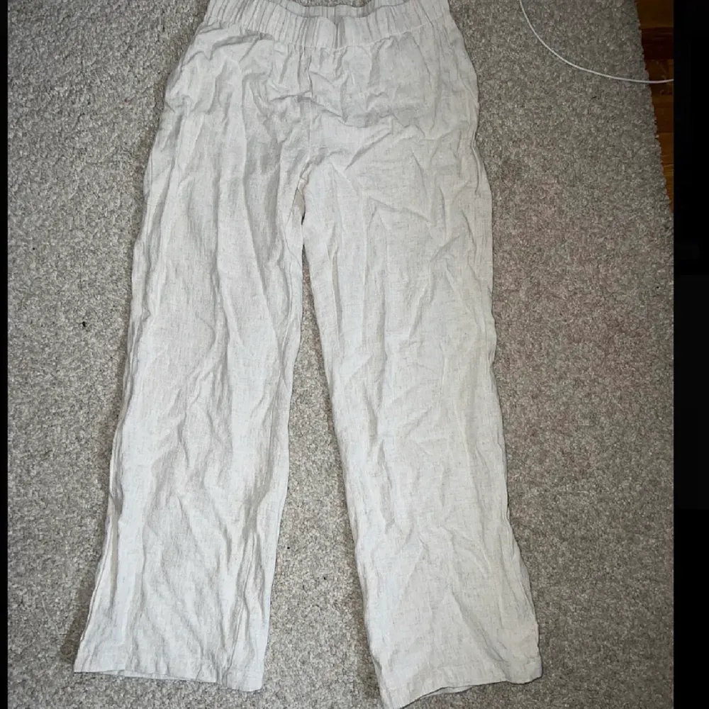 Ett par linnebyxor som är i krämvit färg, säljer dessa för de blev lite för små i tvätten (jag är 156)⭐️🫧. Jeans & Byxor.