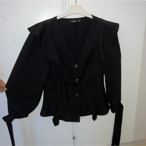 Toppar - Säljer denna fina blus med snörning vid handen, då den varit för liten för mig och den har aldrig kommit till användning🌹✨