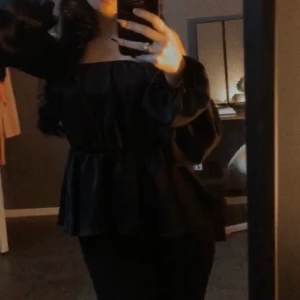 Tröja  - Säljer en svart jätte fin satin off-shoulder blus ! Köpte den för ett år sen men den kommer nt till användning då det inte riktigt min stil längre! Kan skicka flera bilder på den om de behövs! 