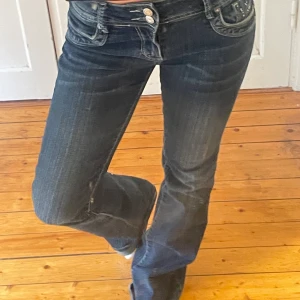 Jeans - Jane Norman jeans, mörkblåa  lågmidjade bootcut jeans, super bekväma och snygga, de kommer inte till användning,