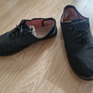 Strl 37 sneakers  - Skor storlek 37, fint skick.    vissa skor behöver rengöras, de låg i en påse med andra skor, så de kan vara smutsiga eller dammiga, mycket bra skick, perfekt skick eller nya skor, storlek 37 eller 37,5 och alla skor passar 24 cm eller 23,5 cm