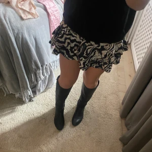 Kjol fårn Hm - Säljer denna super snygga kjol från Hm. Extremt sparsamt använd!