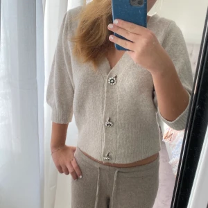 Hm kofta - Söt kortarmad kofta från hm med supersöta knappar! För mer info och bilder skriv! Tryck inte på köp direkt!