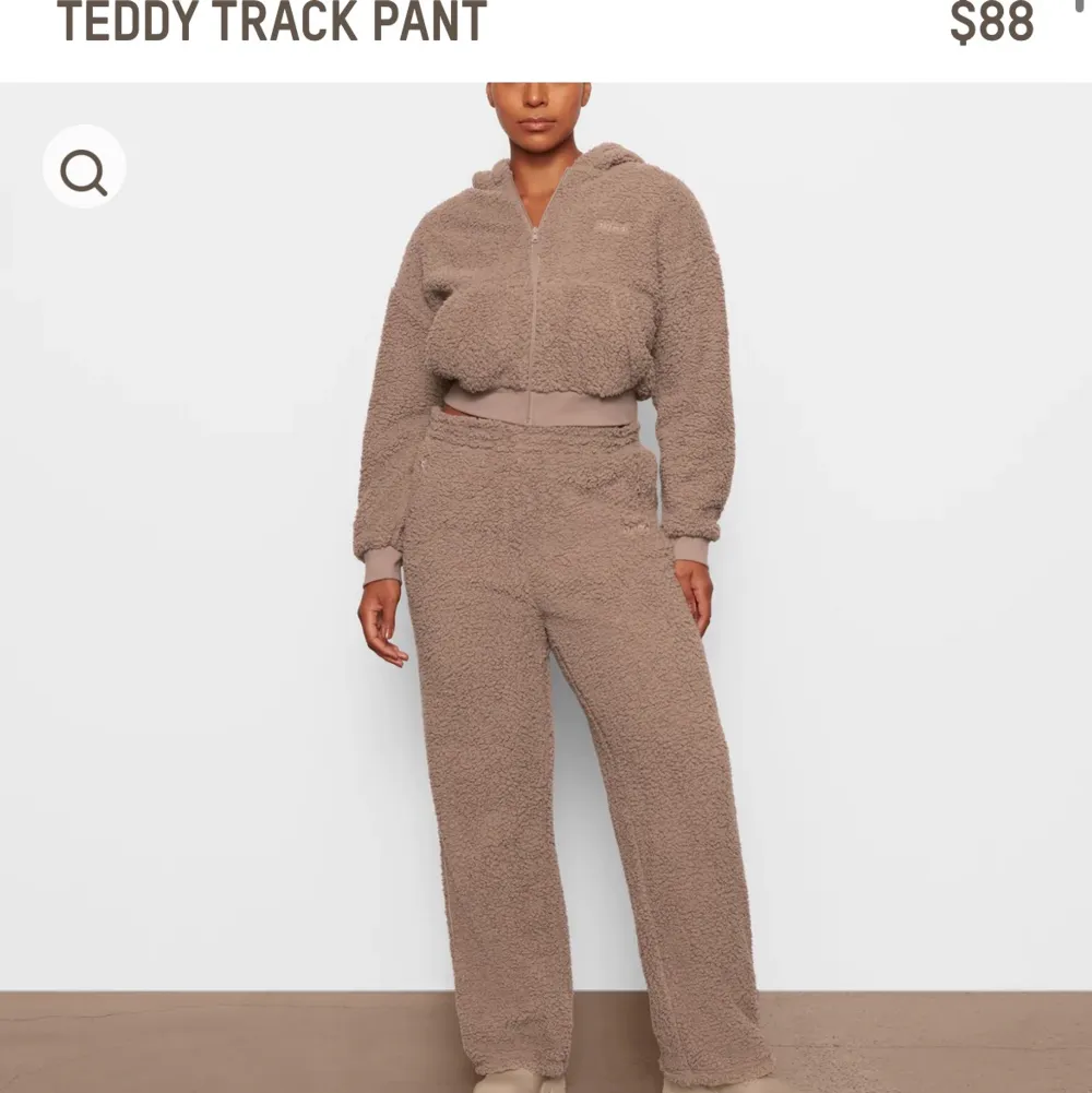 Skims Teddy track pants i färgen desert. Storlek L. Passar folk med lite längre ben☺️aldrig använda endast testade.. Jeans & Byxor.