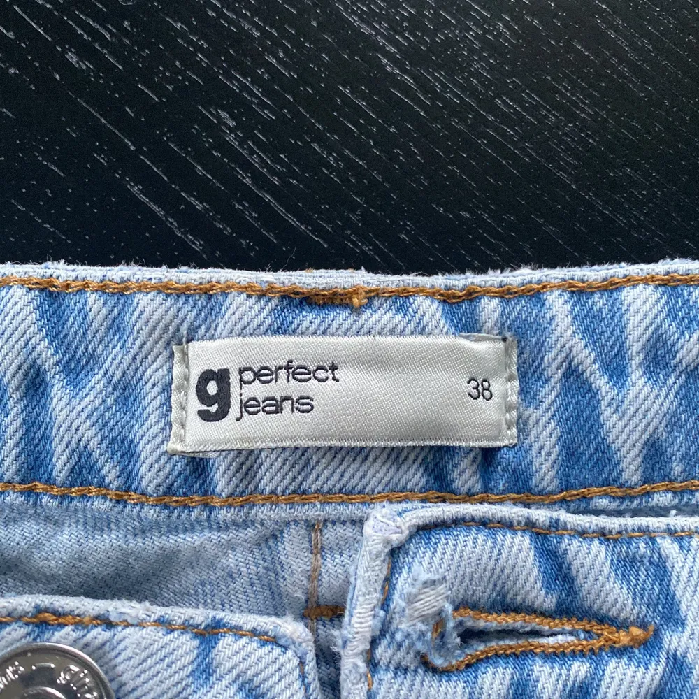 Superfina jeans från ginatricot i storlek 38. TRYCK INTE PÅ KÖP NU!!!. Jeans & Byxor.