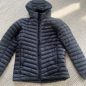 Peak performance jacka - Svart peak jacka. Fint skick. Köpt för cirka 1300kr. Köparen står för frakten