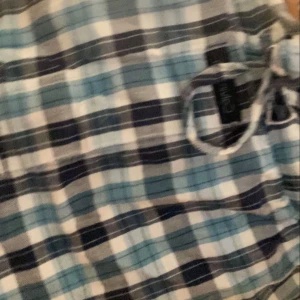Calvin Klein pyjamasbyxor  - Hej säljer dessa pyjamasbyxor ifrån Calvin Klein. Fint skick men har gått sönder på knät med de är lagat och syns knappt köpt för runt 800