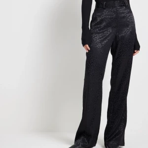 Kostymbyxor i leopard mönster - Aldrig använda, säljer för 600kr 